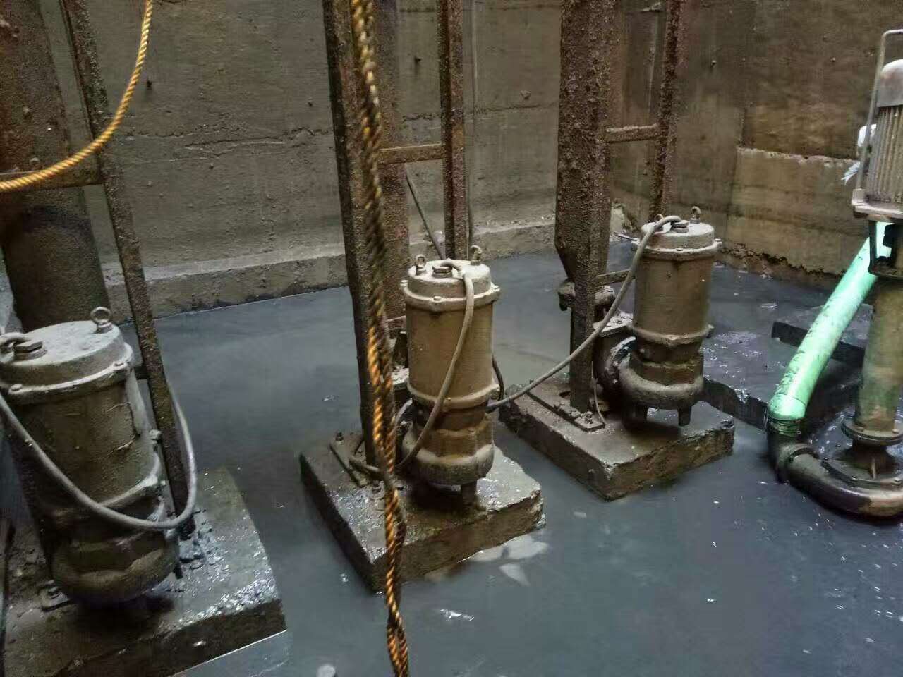 谷城污水池清理