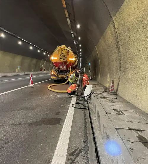 谷城隧道排水渠清淤